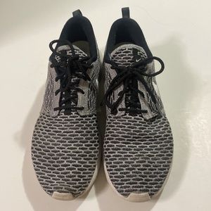 Nike Flyknit Roshe Run Size 11.5